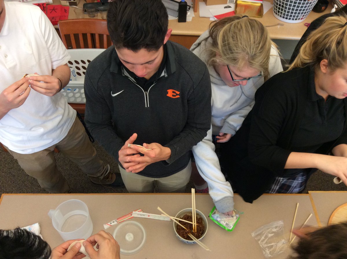 Ensworth's tweet photo. @Ensworth 老虎 lǎohǔ Tigers getting ready for the #ChineseNewYear 包饺子 bāo jiǎozi making dumplings #Chinese4 #AP中文 https://t.co/0uuz2aWXJv