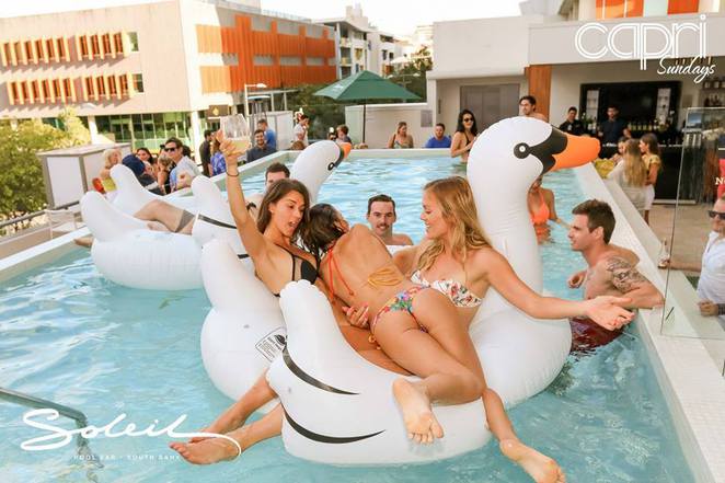 drinksdeal's tweet photo. #Cocktails🍸In a Pool☀On a Roof⬆In the middle of #Brisbane City🌇KNOW WHERE TO GO👇https://t.co/l39TAA26Kc😎#DrinksDeal https://t.co/FzjUlDmsLM