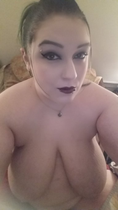 Why can't my cam lighting look like this when I take photos, aghhh!! Using my phone for my next set https://t<a href="/tag/kik"class="tags"><span>#kik</span></a><a href="/tag/findom"class="tags"><span>#findom</span></a><a href="/tag/piggies"class="tags"><span>#piggies</span></a>