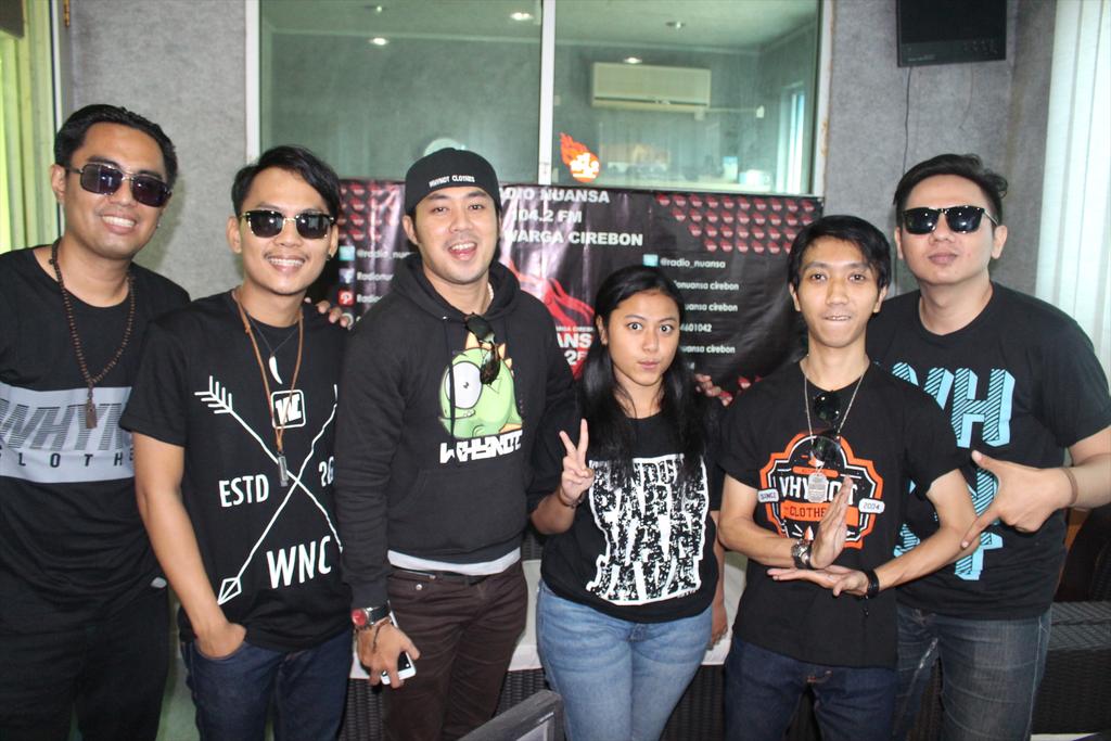 Band7Warna's tweet photo. Done live interview &amp; big thanks @nuansaradiocrb @gp_nanda , jgn lupa nuansa muda selalu req "Hapus Air Matamu" guys https://t.co/QQtUkGmand