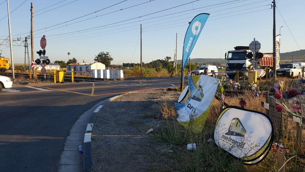 MetrorailWC's tweet photo. #Educ82BSafe level crossing campaign at butskop’s level crossing this morning . https://t.co/SLXlx2aQ5u