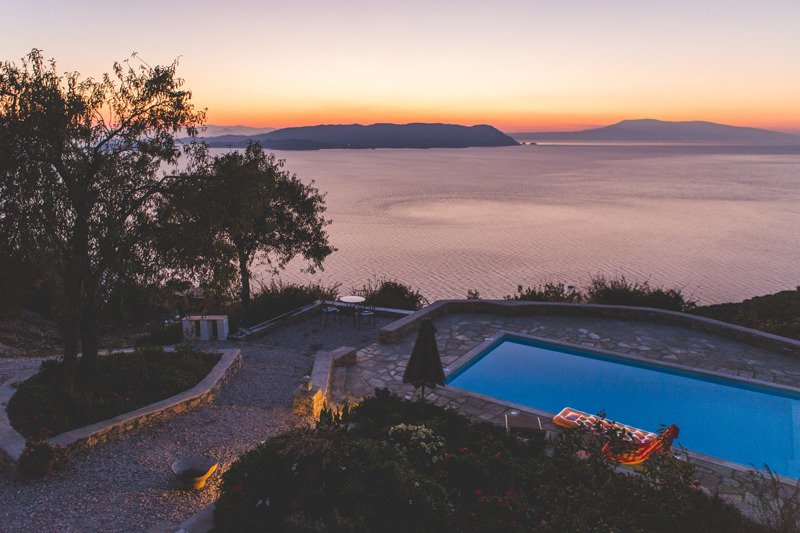 WeekendCandy's tweet photo. The villa that overlooks heaven in Skopelos, Greece https://t.co/29J4v1mMIO https://t.co/6NfaaBUA6k