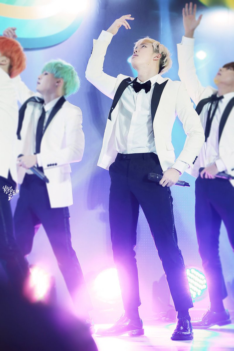 RMappreciation's tweet photo. Even more of Namjoon in the white suit https://t.co/aydog0W8t8