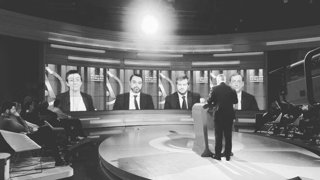 agorarai's tweet photo. Intanto in #studio #MIconfronto #agorarai #backstage (foto @qikka84) https://t.co/gFpfckokFm https://t.co/99vkjpvxPD