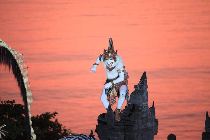 jalan2men's tweet photo. Ya, kalau ke Bali mesti ke Uluwatu. Soalnya kamu bisa nonton Tari Kecak di kala senja kayak gini. Keren! #Jalan2Men https://t.co/hjjV3Pgc2Q