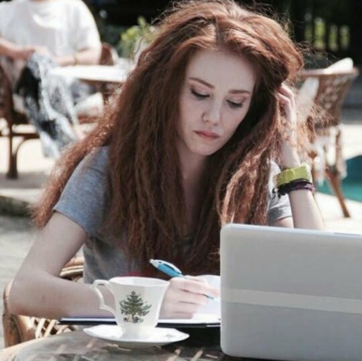 kendimedurdum's tweet image. Ödev yaparken ayni böyleyim 😏yether artik bitsin😔😔 #odev #BugunGünlerdenKiralıkAşk