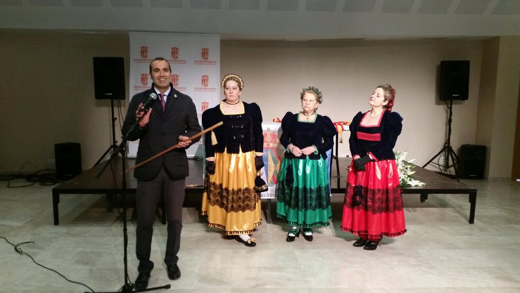 AytoElBoalo's tweet photo. Cesión de bastón de mando de nuestro alcalde a las Águedas. https://t.co/y0Trt99MEz