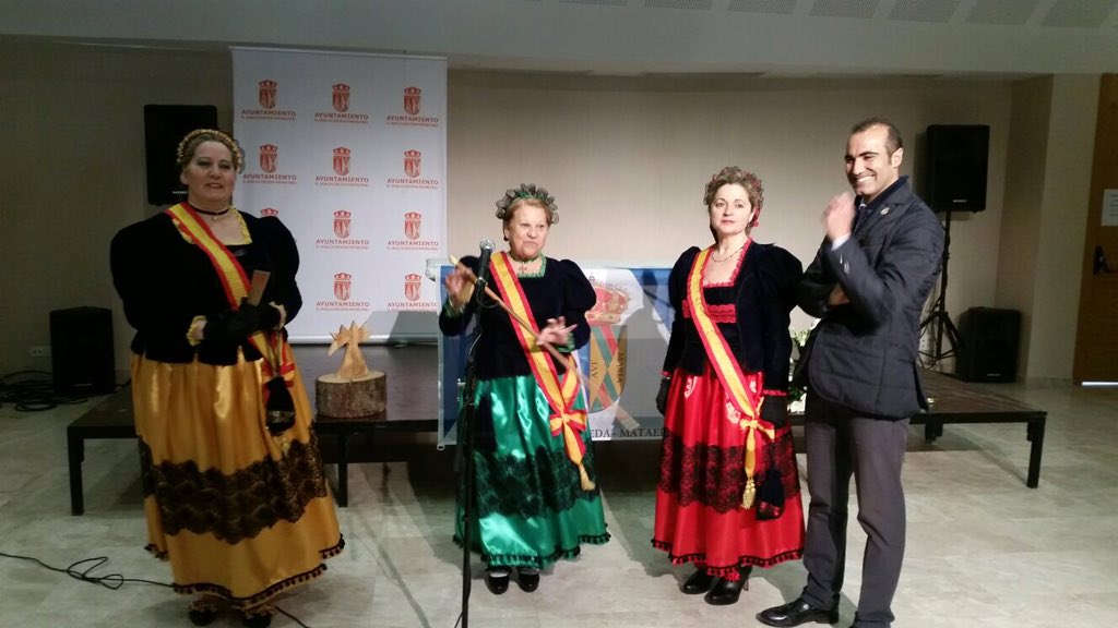AytoElBoalo's tweet photo. Cesión de bastón de mando de nuestro alcalde a las Águedas. https://t.co/y0Trt99MEz