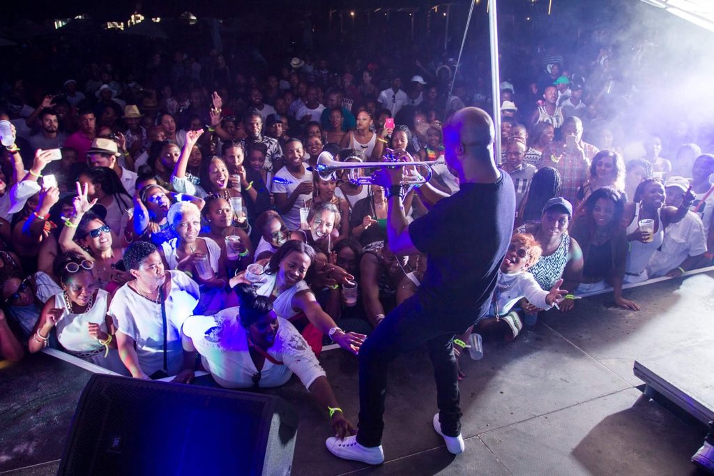 MiCasaMusic's tweet photo. MO-T doing his thaaaang! 
Happy Friday 😎
With love from #TeamMiCasa ❤️ cc @MoT_MiCasa https://t.co/HcslEQ3wai
