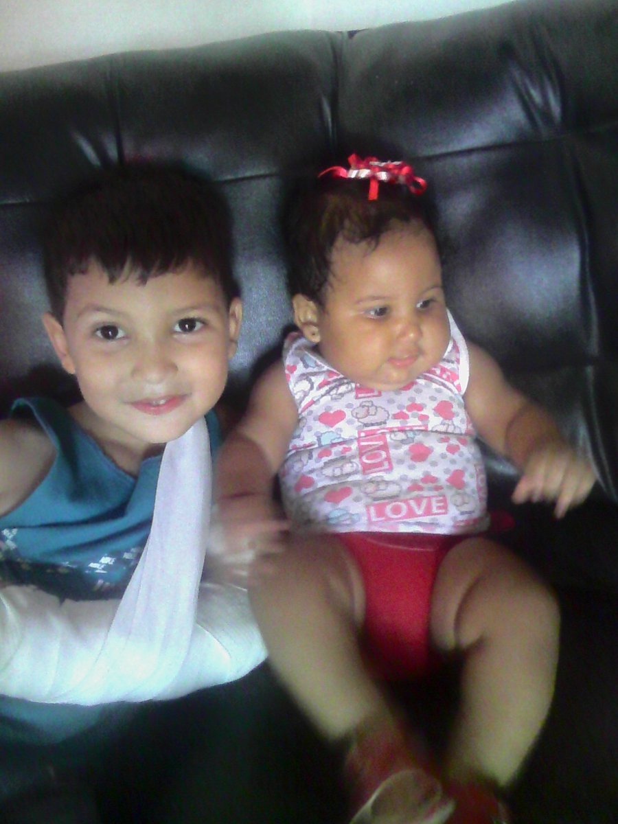 gleiny5's tweet photo. bellos todos sobrinos hija y amiga Ah y yo Jajaja https://t.co/0wDrauY5o8