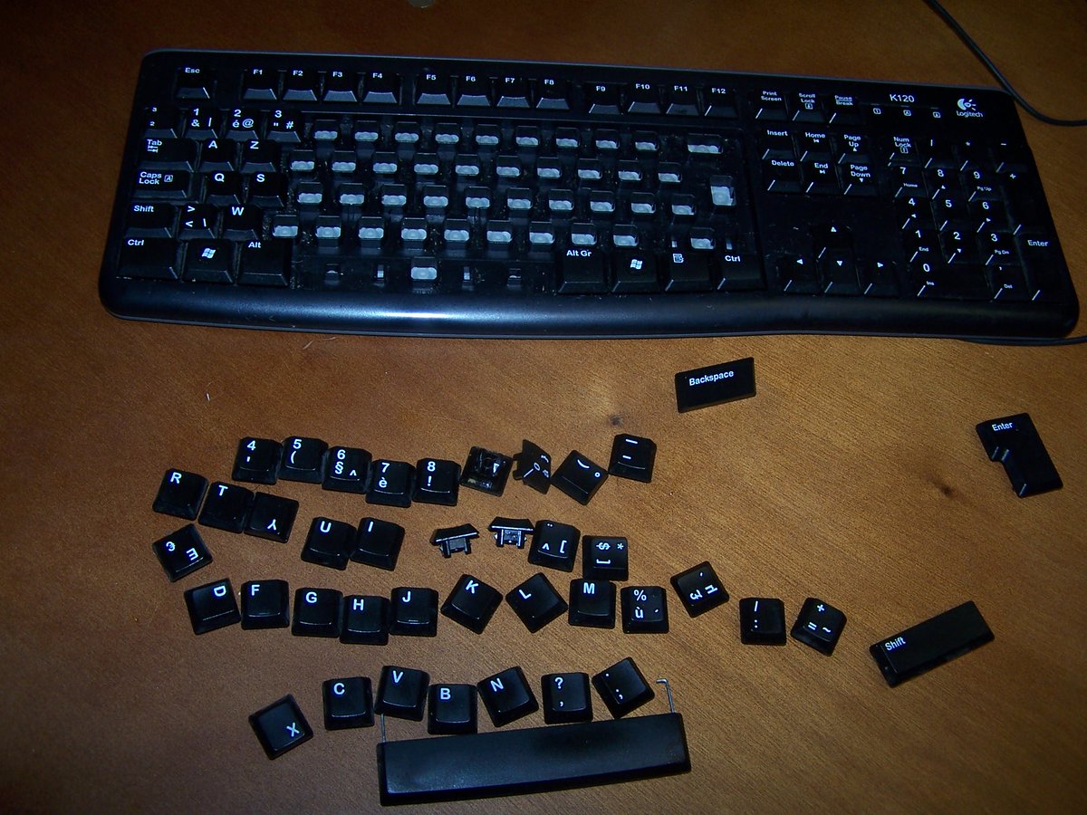 AnathalieTM's tweet photo. Bah ben, comme on a remanié l'orthographe, j'en profite pour retirer les touches de clavier non utiles ;)))
#PicTech https://t.co/TI8O6phYyH