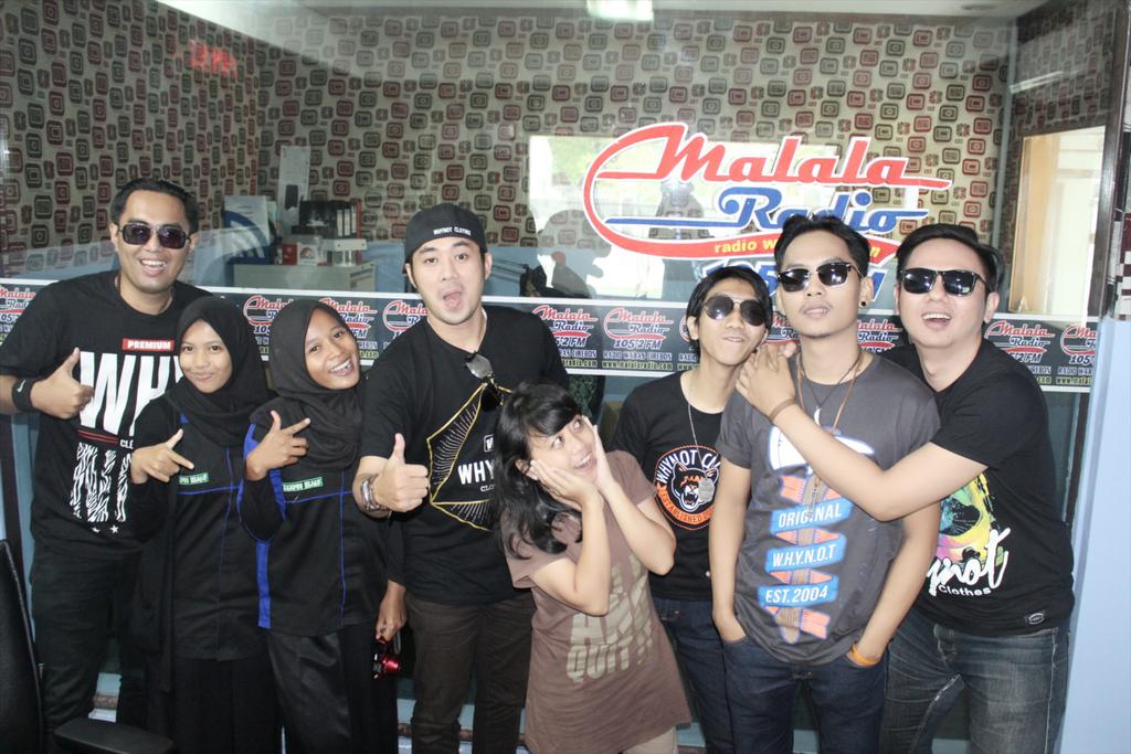 Band7Warna's tweet photo. Done live interview &amp; big thanks @MalalaRadio @P7W_Id , cc : @WarnerMusicID https://t.co/5zJI0Fq6Oc