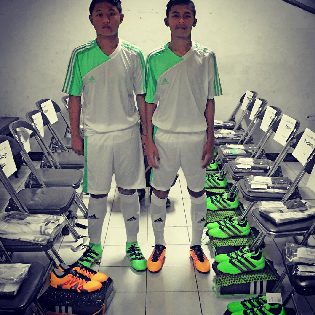 Chelseafcssid's tweet photo. Pemain #chelseafcssid Razif &amp; Zico bersama @wlauw dari @adidasIndonesia di launching #adidas #ACE16 #BeTheDifference https://t.co/5NbpasKziK