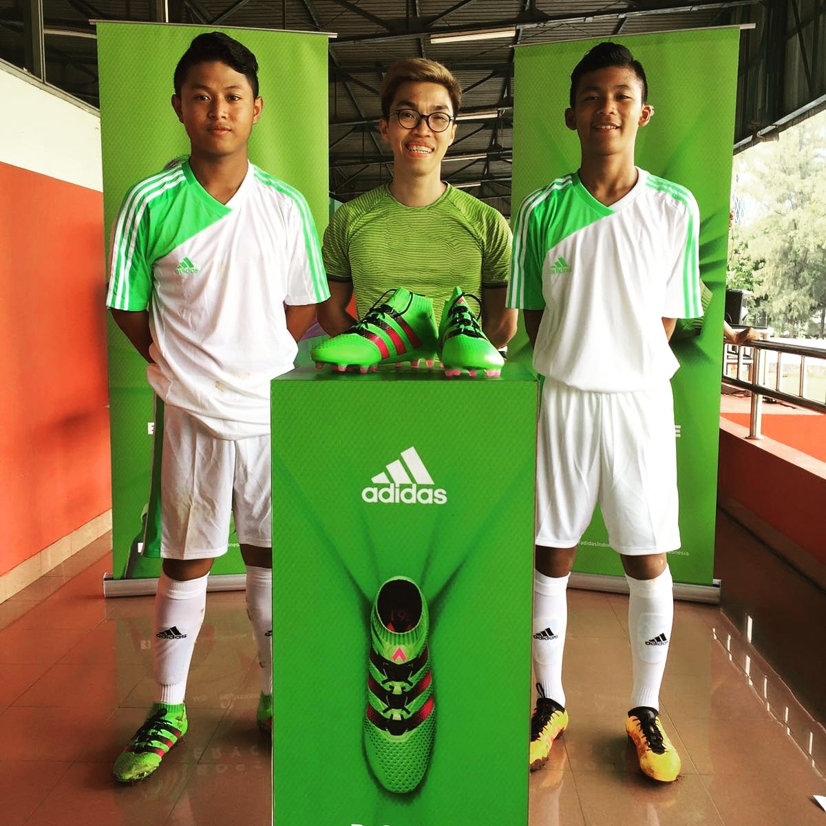 Chelseafcssid's tweet photo. Pemain #chelseafcssid Razif &amp; Zico bersama @wlauw dari @adidasIndonesia di launching #adidas #ACE16 #BeTheDifference https://t.co/5NbpasKziK