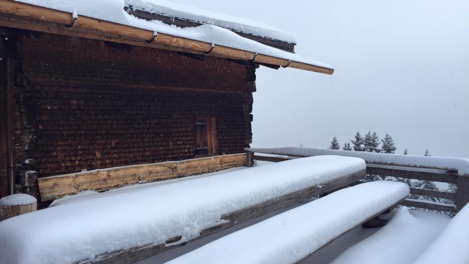 ArosaLenzerheid's tweet photo. Auf's Bänkli sitzen und zuschauen wie es schneit #AlpFops #Schnee #FrauHolle https://t.co/avLqIX36f6 https://t.co/HugDoVbUEH