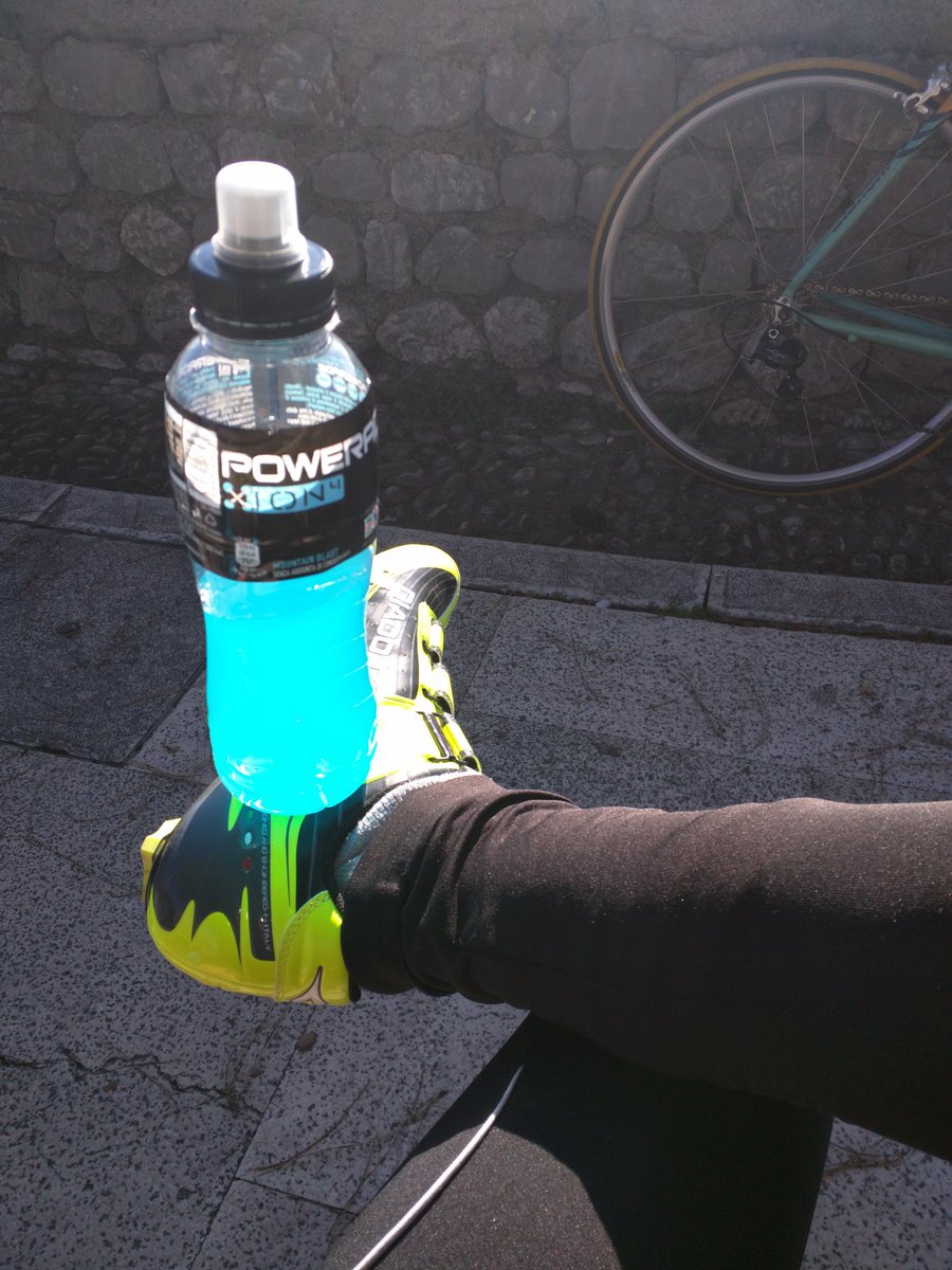 Noninfluente's tweet photo. Non male questa cosa gusto celeste. #powerade #xion #mountainblast #diadora #giallo #calzinigrigu https://t.co/3UtxA6JTTK