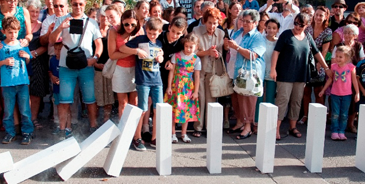 Broadsheet_Melb's tweet photo. A 2km-long chain of dominoes will fall through Melbourne tomorrow. Kicks off at 5pm: https://t.co/ZnRb6sHCNI https://t.co/qunxR3CsPO