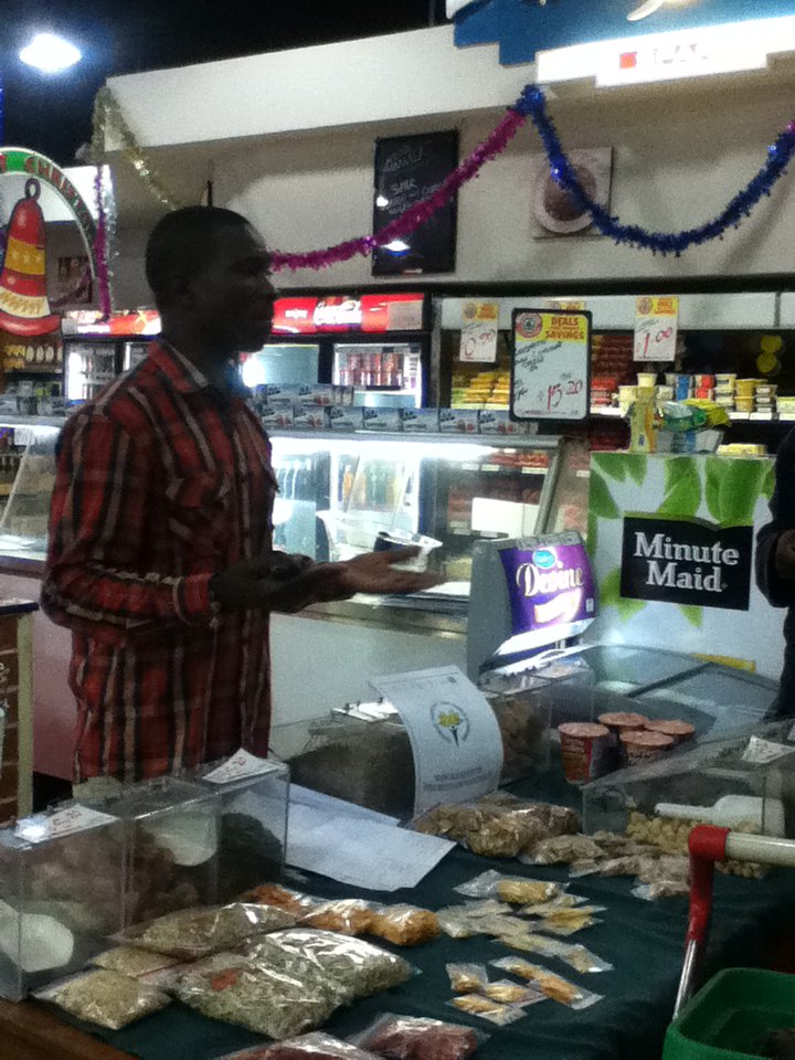 YoungFarmersLab's tweet photo. @YoungFarmersLab selling dried produces in Mutare Spar #supermarket @UNDPZimbabwe  @young_clubs @WilliamTsuma https://t.co/DOU4ZUNMOx