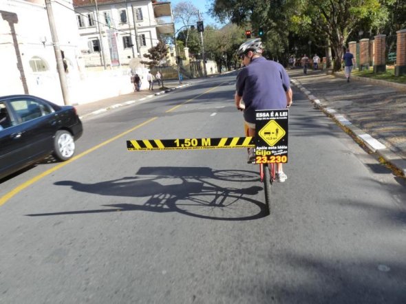 guardiacivil's tweet photo. Una forma muy gráfica de reivindicar el 1,50 m  que debes darle al ciclista. 

#Davida y circula con precaución. https://t.co/xShtuyB6uW