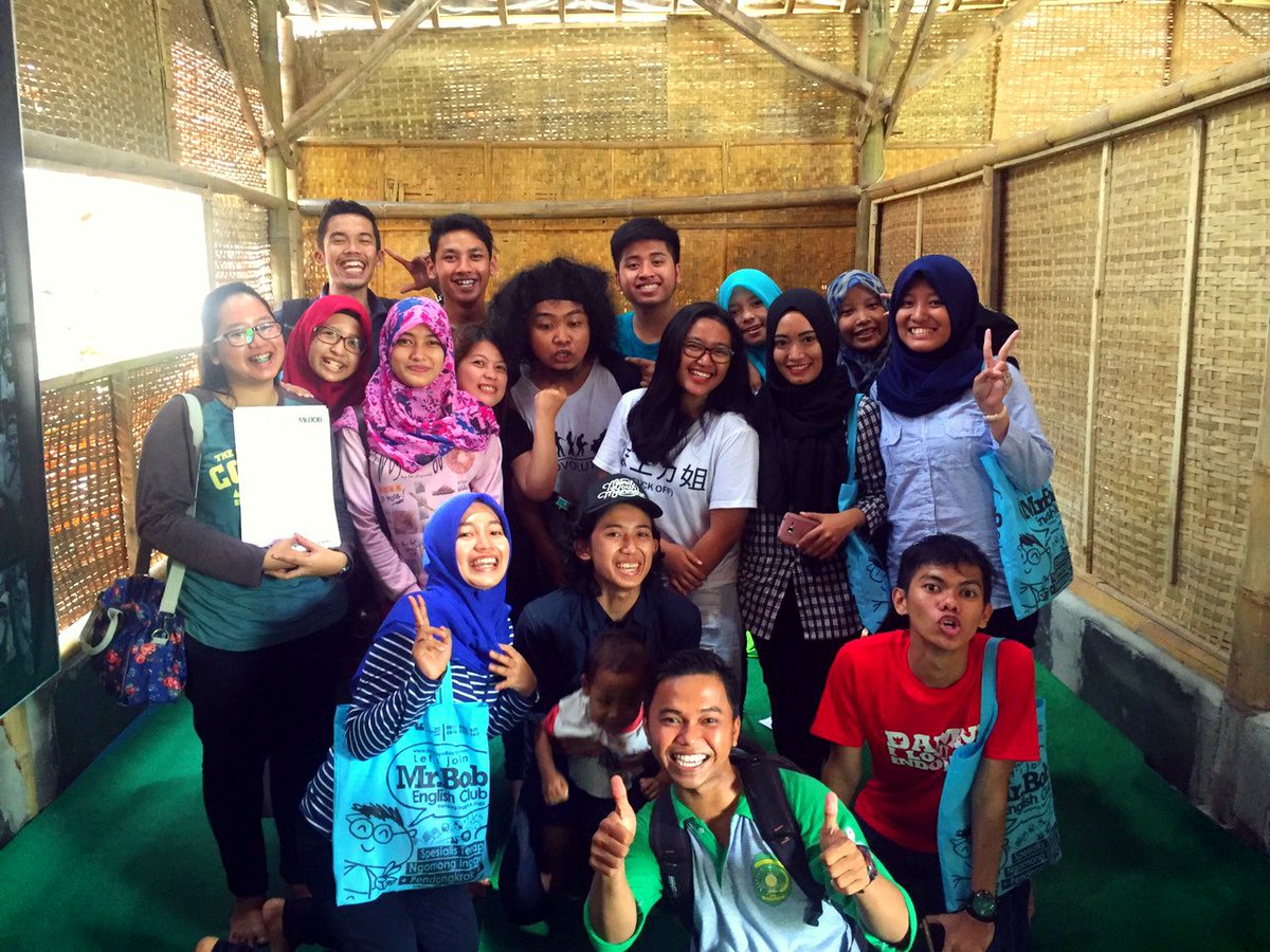 HilmiKautsar's tweet photo. who is the youngest in picture ? #stupidquestion #KampungInggris #pare @sirijjpaijo @MrBobPare @luthfisp76 https://t.co/jjX3ivxVZm