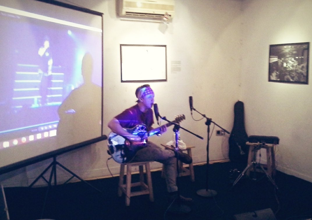 SangAkarID's tweet photo. @cheCUPUMANIK sound cek. Jam 6 kita mulai bedah lagu Jiwa Yang Berani @RockMemberontak. https://t.co/4RPds9RSte