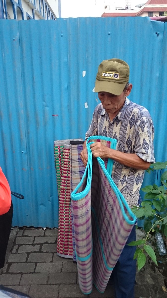 RobinHood_INA's tweet photo. Bapak tua penjual tikar berjalan jauh menyusuri jalanan. Saya membantunya dengan membeli 1 tikar. @GPRindonesia https://t.co/lzqfcpS7vr