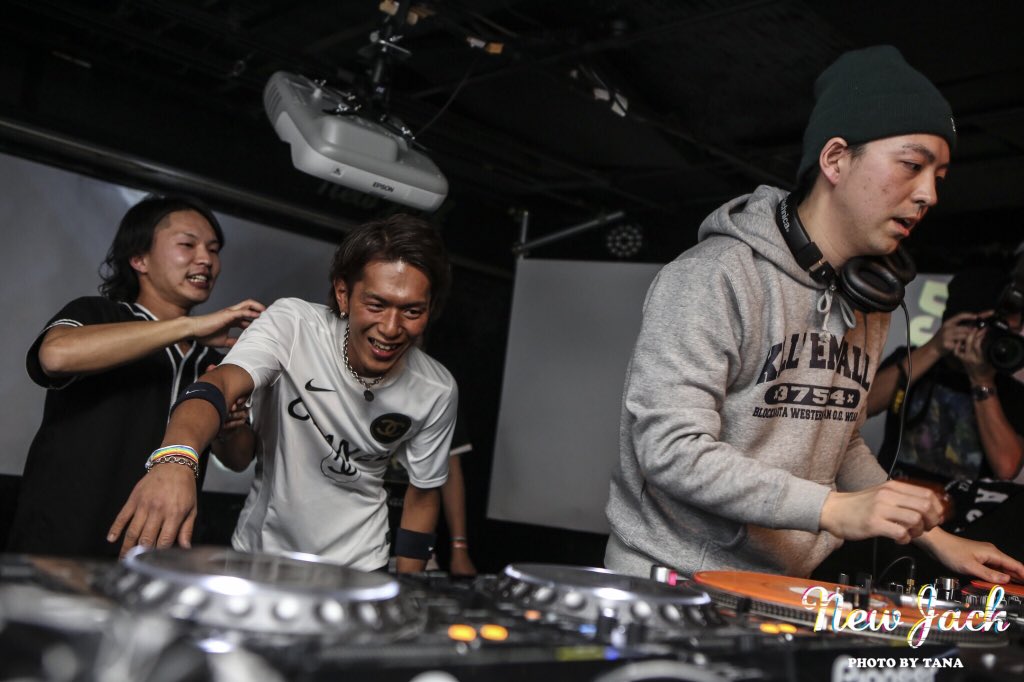 MIYAUD's tweet photo. #NJ130 にて
DJ DOUBLE-Sと対決し、instagramをdisし、圧倒的勝利でした🙋

DJ play中にinstagramを見せてるけど悪い顔しとるわーwww

まじNice Playでした💥 https://t.co/I34hoetN4i