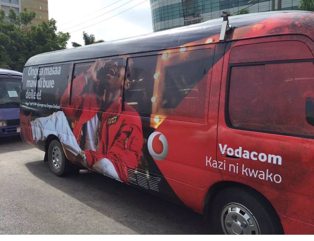 Sallam_SK's tweet photo. Kawaida kuna daladala kibao zina picha za @diamondplatnumz sasa @VodacomTanzania wamekuja na hii si itakuwa balaa 😅 https://t.co/LSlWSTodHB