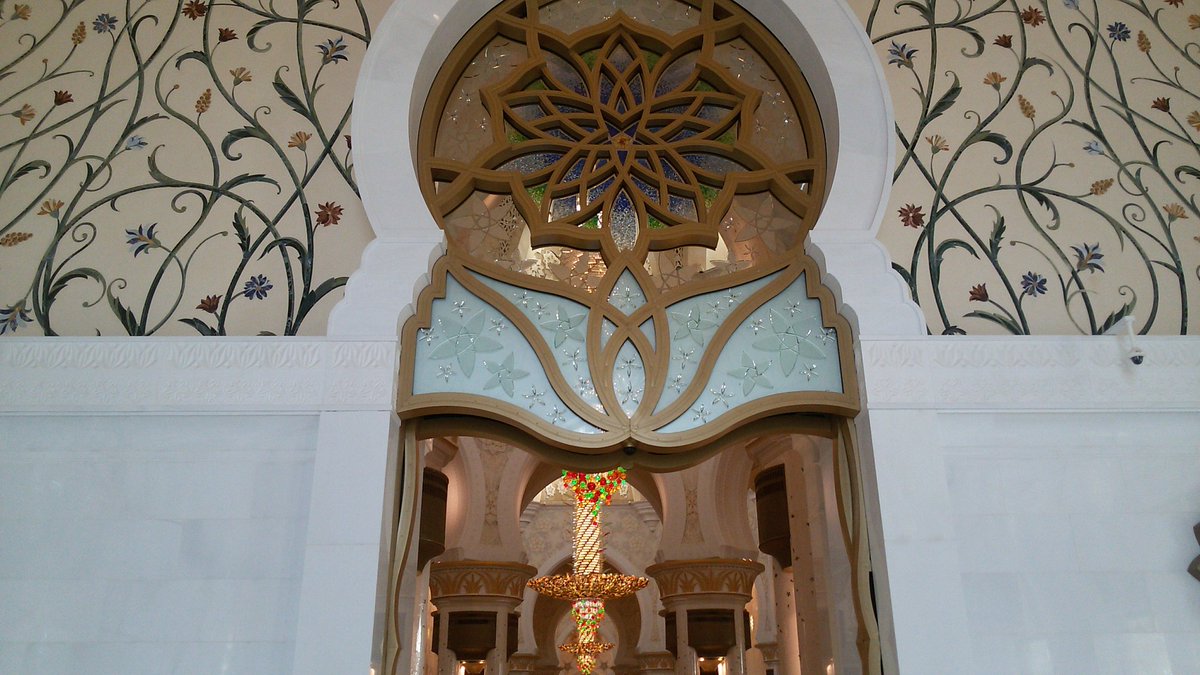 Dubaitrvlguide's tweet photo. In Dubai?. Do not miss Grand Mosque tour in AbuDhabi. #tourwithjb #tripiladubai #grandmosque #travel https://t.co/3TQhB1oTOm