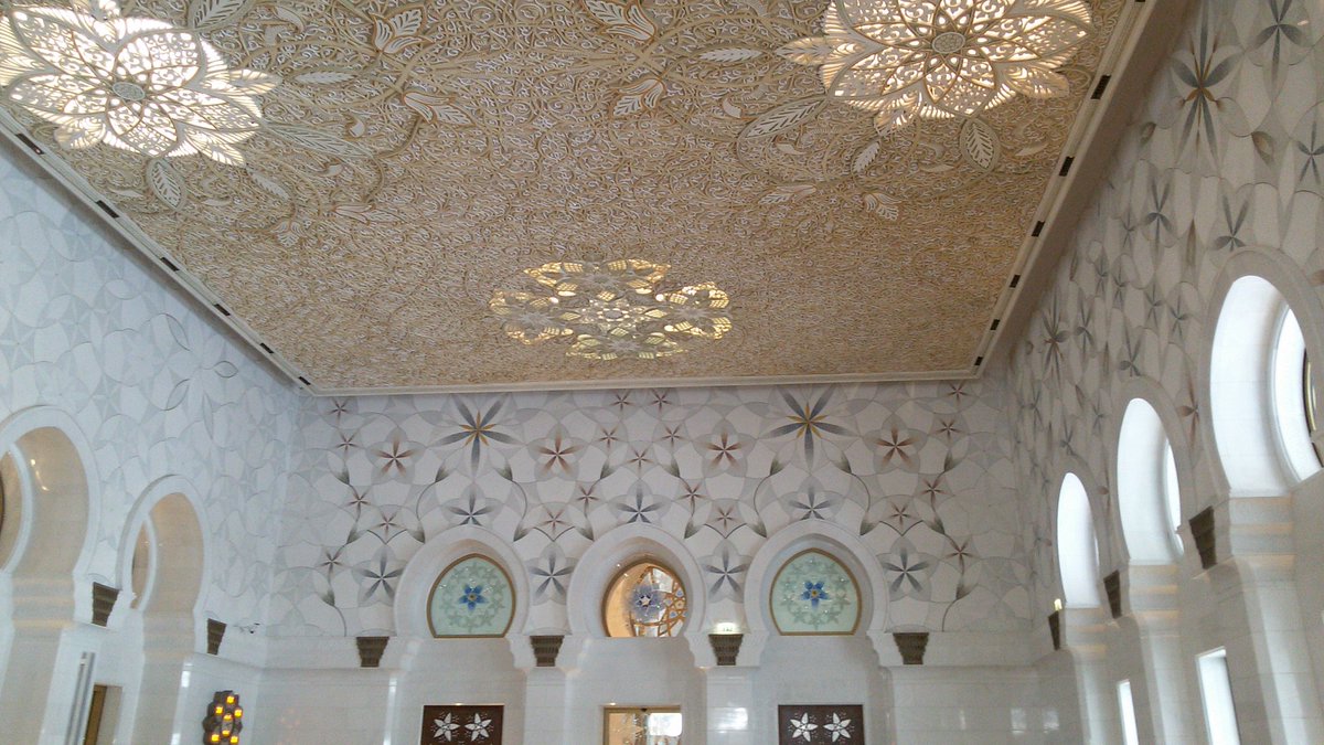 Dubaitrvlguide's tweet photo. In Dubai?. Do not miss Grand Mosque tour in AbuDhabi. #tourwithjb #tripiladubai #grandmosque #travel https://t.co/3TQhB1oTOm