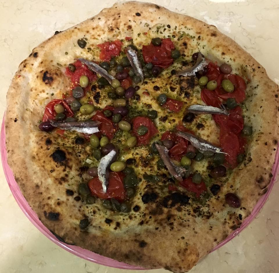GourmetVesi's tweet photo. MARINARA RIVISITATA pomodorini del piennolo,origano,aglio rosso,alici di menaica, olive taggiasche, capperi #pizza https://t.co/kkwuHd0sUc