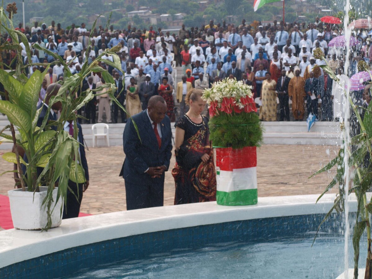 Burundi2VP's tweet photo. Dépôt de gerbe de fleurs par SE Le 2éVP @ButoreJ avec son épouse au monument de l'unité @IsidoreNtira https://t.co/8LQkCmMQlw