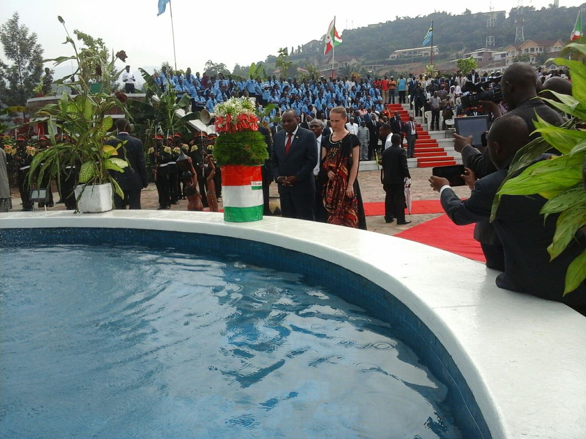 Burundi2VP's tweet photo. Dépôt de gerbe de fleurs par SE Le 2éVP @ButoreJ avec son épouse au monument de l'unité @IsidoreNtira https://t.co/8LQkCmMQlw