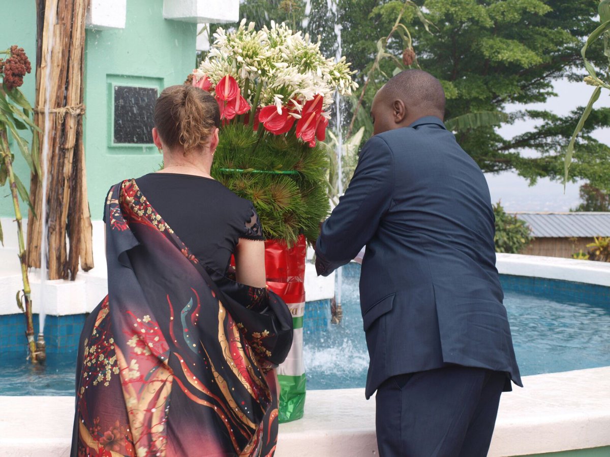 Burundi2VP's tweet photo. Dépôt de gerbe de fleurs par SE Le 2éVP @ButoreJ avec son épouse au monument de l'unité @IsidoreNtira https://t.co/8LQkCmMQlw