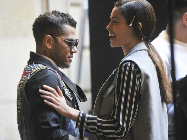 siteEgo's tweet photo. Daniel Alves @DaniAlvesD2 capricha no look em desfile na #BarcelonaFashionWeek #EGO #EGOmoda https://t.co/789UTSrMEZ https://t.co/THRYB0YwaN