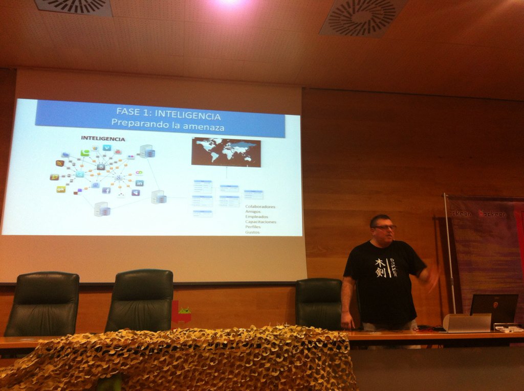 ESET_ES's tweet photo. El gran Pedro Sanchez de @ConexionInversa aporta su experiencia y habla de APT a todos los niveles en #hackron2016 https://t.co/fh5FFKJQwx
