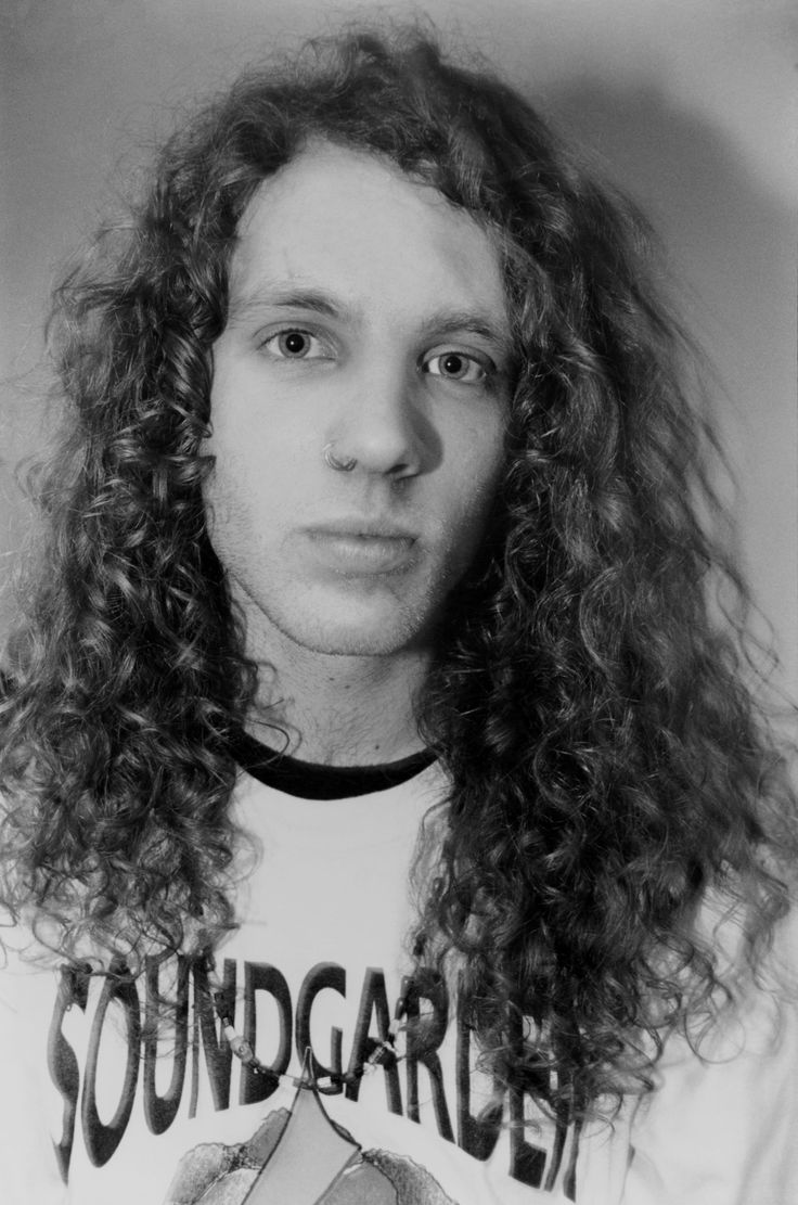 aku adalah seorang rocker. Lalu menjadi punker. Kemudian aku adalah seorang. . . idiot. Yah, aku selalu idiot..
