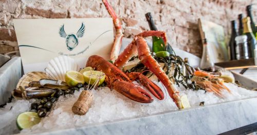 citizenM's tweet photo. For the best seafood in Amsterdam you should definitely visit #BrutdeMer. 
https://t.co/0epnSLzCzv https://t.co/Hi0VXLivmy