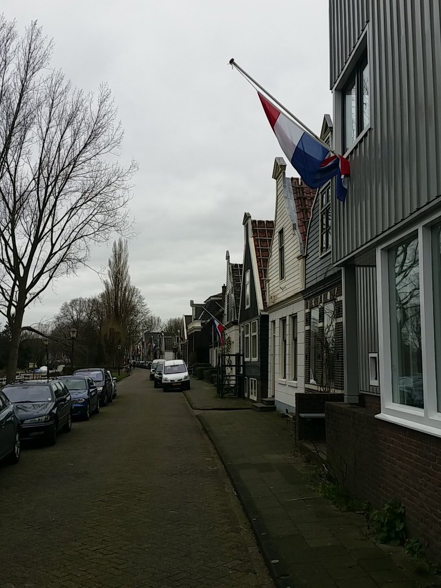 Mooi vlaggen halfstok op de Buiksloterdijk  voor overleden Fit - ter Mark de Rouw.