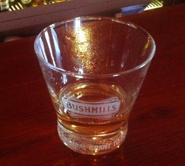 bushmillsmaster's tweet photo. Week’s work nearly done. Looking forward to savouring this tonight. #Fridayfeeling #Bushmills https://t.co/baDuOJHxQr