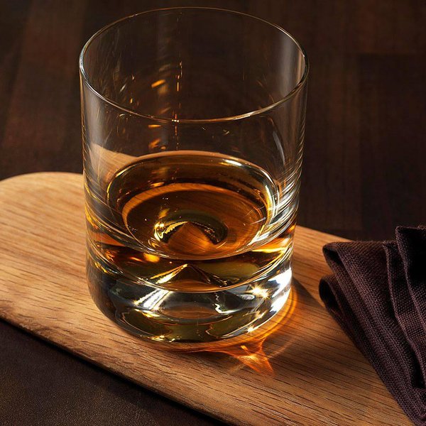 bushmillsmaster's tweet photo. A toast for the boys in green today #6nations #Ireland https://t.co/J4UWkXFPTu