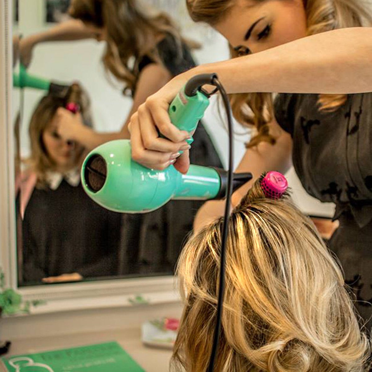 TheParlourLDN's tweet photo. #FRIYAYAY! Every week #blowdry &amp; bubbly just £20 on a #friday (usually £30) Hurrah!! #FridayFeeling #Chiswick https://t.co/W4UFovOk5A