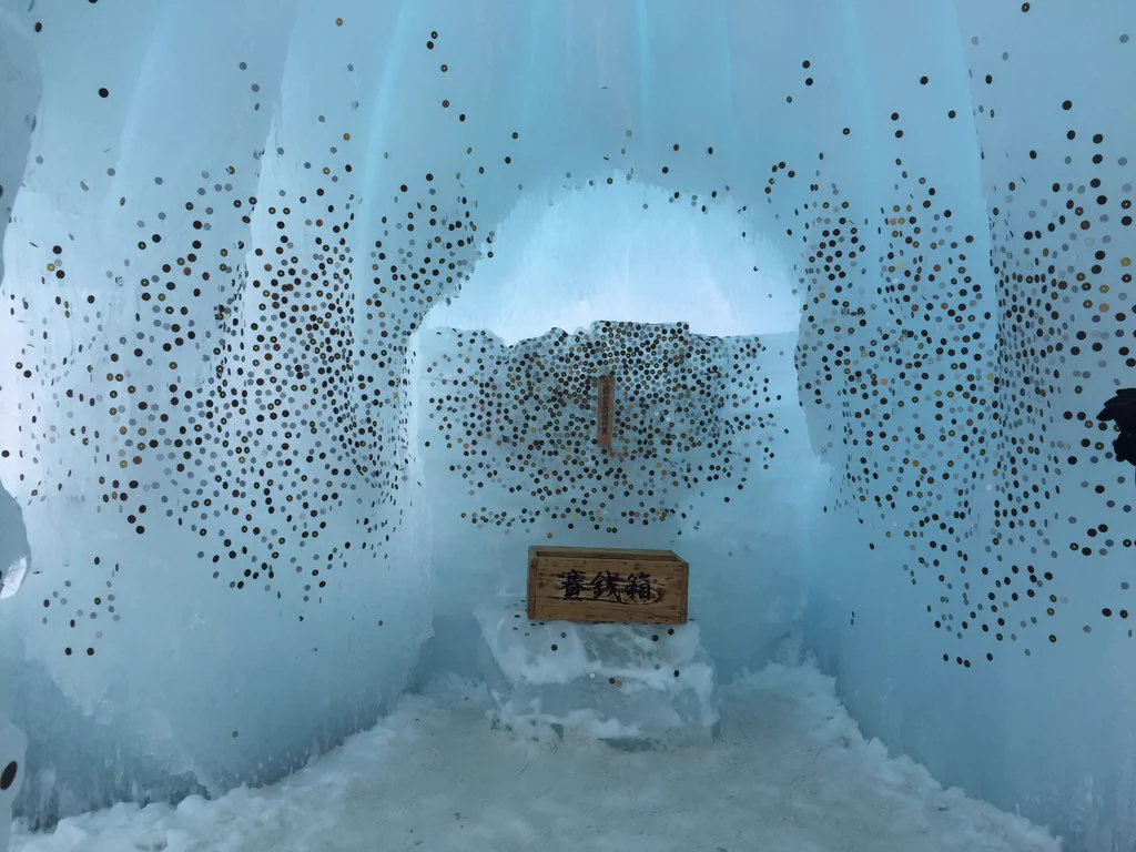 なんかブツブツが多過ぎて、じんましんが起こりそうな神社を発見...