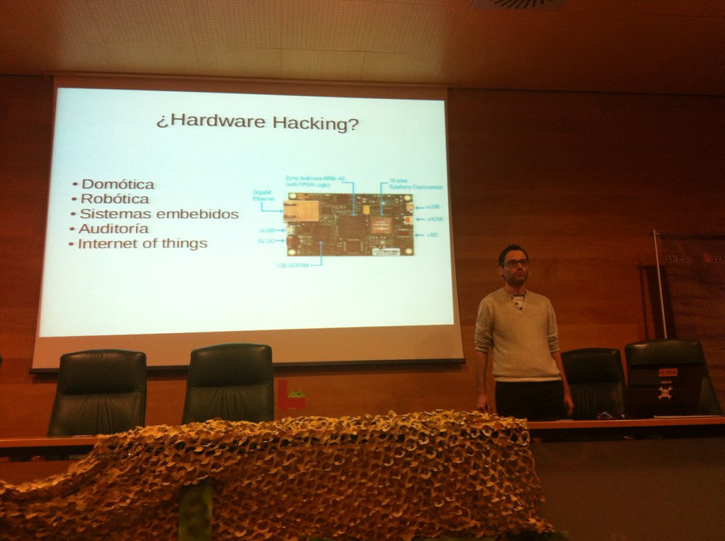 ESET_ES's tweet photo. David Melendez (el señor de los drones caseros con arduino) empieza su charla sobre hardware hacking #hackron2016 https://t.co/Ag4pka1X76