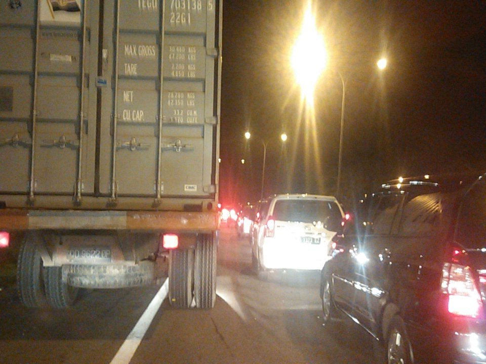 RadioElshinta's tweet photo. 18.32: RT @Daeng_Info: PAMER sejauh 2 Km dari tol Sutami ke arah simpang lima Bandara Sultan Hasanuddin #Mkssr. https://t.co/ilNevgIVNt