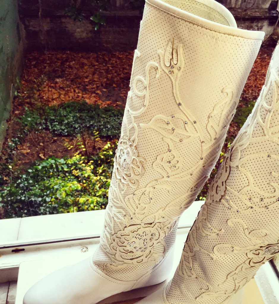 For a #rainywedding 💕☔️👢👰🏻 #4oneboutique #rain #bridal #boots #wedding 💦 #loriblu