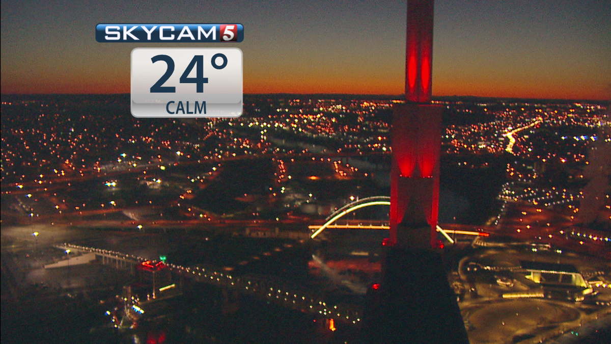NC5_LelanStatom's tweet photo. The #attTower in #Nashville is lit for #GoRedForWomen Your Friday is off to a cold start. More info #NOWonNC5 https://t.co/DRcd01q3Qi