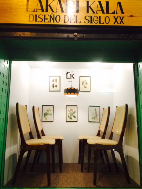 LakariKala's tweet photo. Nuevo escaparate, sillas Kai Kristiansen, lámpara Jo hammenborg e ilustraciones alemanas de zoologia Palma 20 madrid https://t.co/bLyhn6GTHg