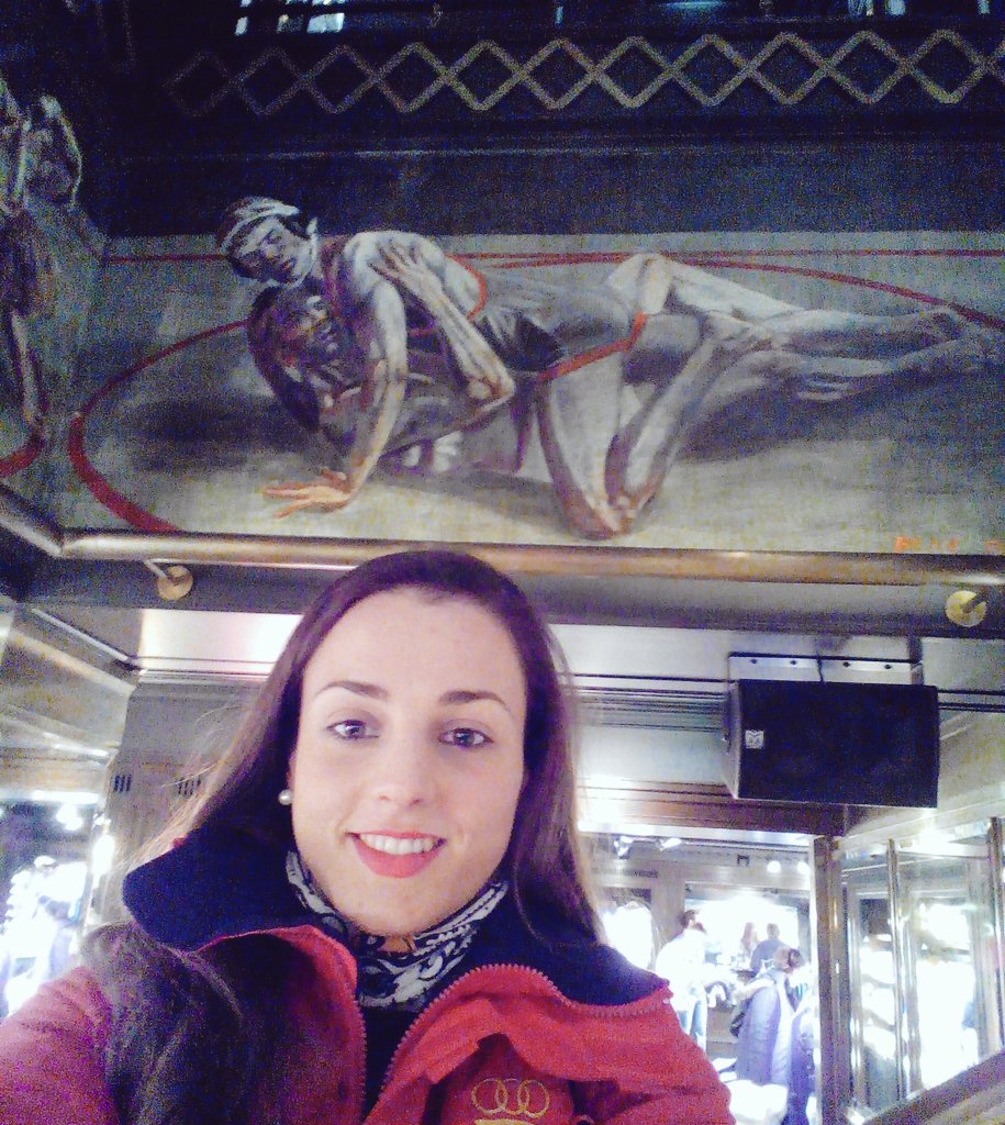 Ultima tarde n #Paris y libre! Entrar n <a href="/Abercrombie/">Abercrombie & Fitch</a> y encontrame esto.
#Paris, eres toda arte.
#wrestling #fashion