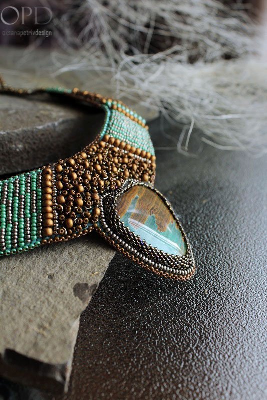 Olive green bib necklace 
etsy.com/listing/231392…